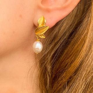 Boucles d’oreilles Capucine dorées avec perles blanches vue de profil, montrant la finesse, l’éclat des perles et le design élégant.