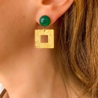Boucles d’oreilles Claude pendantes carrées dorées en agate verte, zoom porté, montrant la longueur, l’éclat de la dorure et les nuances de la pierre naturelle, disponibles en percées ou clips. 
