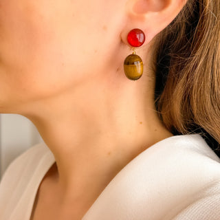 Boucles d'oreilles pendantes clips femmes ou oreilles percées en pierres naturelles d'œil de tigre et cornaline, photo portée.