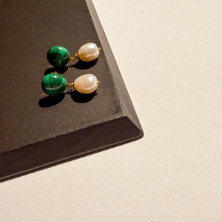 Zoom sur les boucles d'oreilles Colette en pierre malachite et perle blanche, version percée ou clips