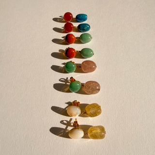 Collection de boucles d’oreilles en pierres naturelles, détail posé mettant en valeur la couleur des pierres et la finition en or fin 24 carats. 