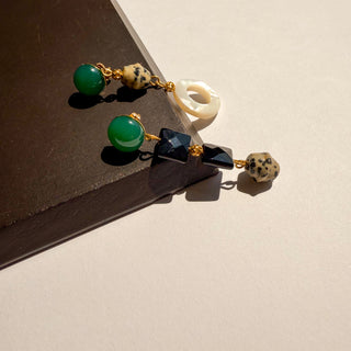 Boucles d'oreilles dépareillées clips femmes ou percées en pierres naturelles, photo posée.