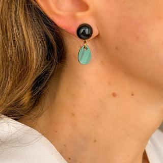 Boucles d'oreilles dépareillées clips ou oreilles percées en pierres naturelles malachite, photo portée.