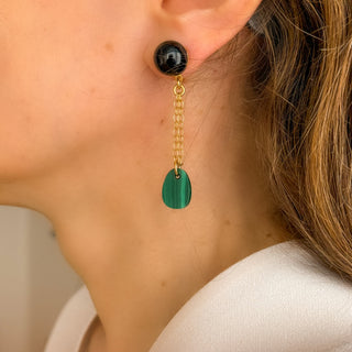 Boucles d'oreilles dépareillées clips ou oreilles percées avec des pierres naturelles de malachite et agate noire, photo portée.