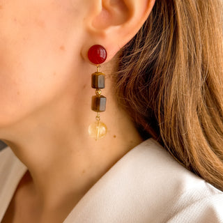 Boucles d'oreilles dépareillées pour oreilles percées et clips avec des pierres naturelles, photo portée.