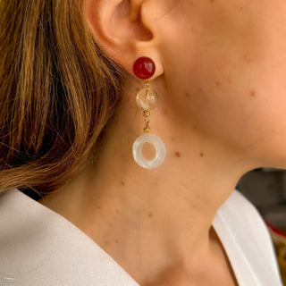 Boucles d'oreilles dépareillées clips femme ou oreilles percées avec des pierres naturelles, photo portée.