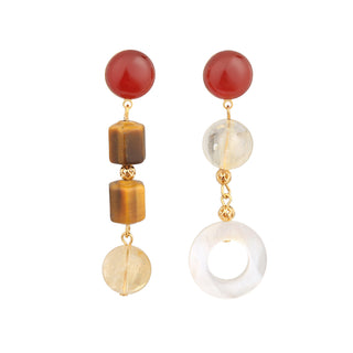 Boucles d'oreilles dépareillées en pierres naturelles pour oreilles percées et clips, photo sur fond blanc.