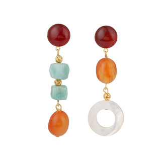 Boucles d'oreilles dépareillées Nell en pierres naturelles, packshot sur fond neutre, disponibles en version percées ou clips.