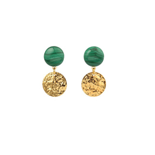 Boucles d’oreilles Doris pendantes dorées en jaspe rouge, packshot sur fond neutre, disponibles en version percées ou clips.