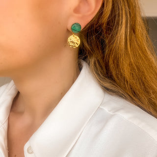 Boucles d’oreilles Doris pendantes dorées en pierre naturelle malachite verte portées, montrant la longueur, le mouvement et l’intensité de la pierre, disponibles en percées ou clips.