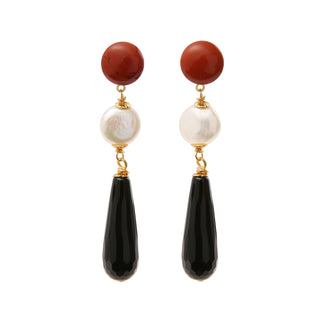 Boucles d’oreilles Felix pendantes dorées en pierres et perles naturelles, jaspe rouge, onyx noir, packshot sur fond neutre, disponibles en version percées ou clips.