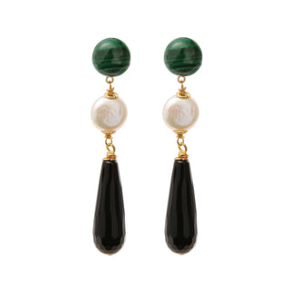 Boucles d’oreilles Felix pendantes dorées en malachite verte, perle naturelle et onyx noir, packshot sur fond neutre, disponibles en version percées ou clips.