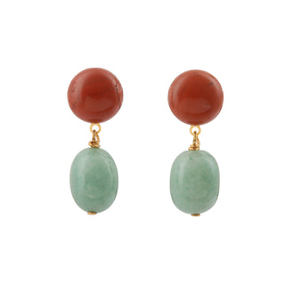Boucles d’oreilles Fern pendantes dorées en pierres naturelles aventurine verte et jaspe rouge, en laiton doré à l’or fin 24 carats, packshot sur fond neutre, disponibles en version percées ou clips.