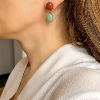 Boucles d’oreilles Fern pendantes dorées en aventurine verte et jaspe rouge portées, montrant la longueur, l’éclat de la dorure et les nuances des pierres naturelles, disponibles en percées ou clips.