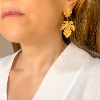 Boucles d’oreilles feuille Xylia dorées à l’or fin 24 carats vue de profil, montrant la forme feuille, la brillance et la longueur.