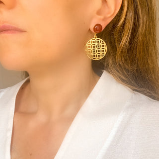 Boucles d’oreilles Flavie en cornaline rouge et doré vue de profil, montrant la forme graphique, la couleur intense de la pierre et la finesse du design, disponibles en version percées ou clips.