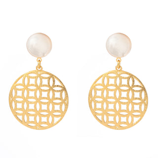 Boucles d’oreilles Flavie en nacre blanche et doré, packshot sur fond neutre, disponibles en version percées ou clips.