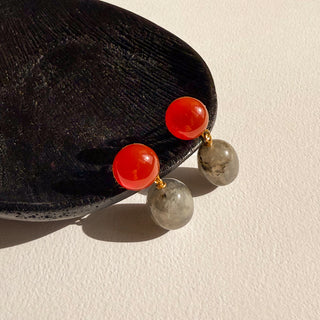 Détail des pierres cornaline et quartz gris des boucles Gabin 