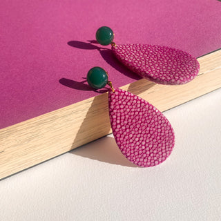 Boucles d’oreilles Gaelle en galuchat fuchsia, détail posé mettant en valeur la texture du galuchat, la pierre malachite et la finition dorée à l’or fin 24 carats.  