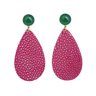 Boucles d’oreilles Gaelle pendantes en galuchat fuchsia et malachite, en laiton doré à l’or fin 24 carats, packshot sur fond neutre, disponibles en percées ou clips.  