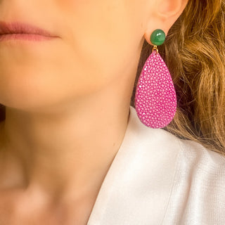 Boucles d’oreilles Gaelle en galuchat fuchsia portées, montrant la longueur totale de 7 cm et la largeur de 3 cm, disponibles en percées ou clips.  