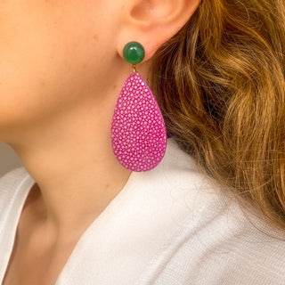Boucles d’oreilles Gaelle en galuchat fuchsia portées de profil, montrant la longueur totale de 7 cm et la largeur de 3 cm, disponibles en percées ou clips. 