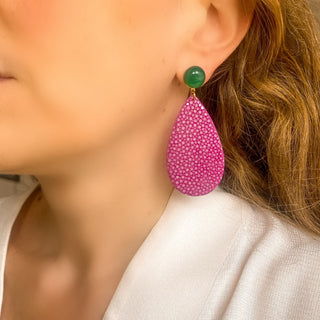 Boucles d’oreilles Gaelle en galuchat fuchsia zoom portées, montrant la longueur totale de 7 cm et la largeur de 3 cm, disponibles en percées ou clips.  