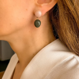 Boucles d'oreilles Gaia quartz rose et jaspe vert portées