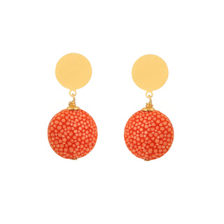 Boucles d’oreilles Gala pendantes en galuchat orange, en laiton doré à l’or fin 24 carats, packshot sur fond neutre, disponibles en percées ou clips.