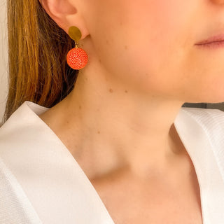 Boucles d’oreilles Gala pendantes en galuchat orange profil, montrant la longueur de 3,5 cm et la taille du pendant en galuchat (1,5 cm), disponibles en percées ou clips.