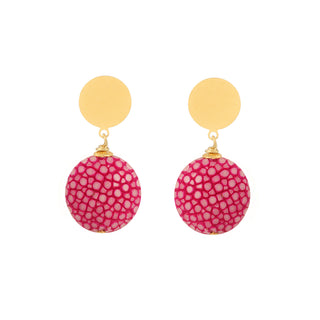 Boucles d’oreilles Gala pendantes en galuchat rose, en laiton doré à l’or fin 24 carats, packshot sur fond neutre, disponibles en percées ou clips.  