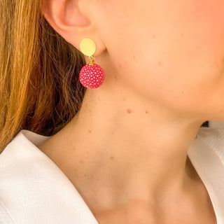 Boucles d’oreilles Gala pendantes en galuchat rose portées, montrant la longueur de 3,5 cm et la taille du pendant en galuchat (1,5 cm), disponibles pour oreilles percées ou clips.  