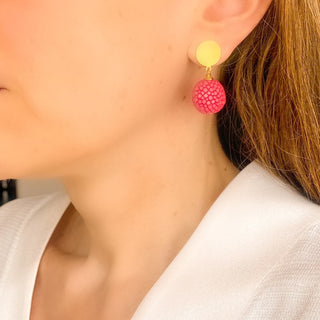 Boucles d’oreilles Gala pendantes en galuchat rose portées, montrant la longueur de 3,5 cm et la taille du pendant en galuchat (1,5 cm), disponibles en percées ou clips.  