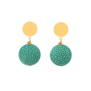 Boucles d’oreilles Gala pendantes en galuchat turquoise, en laiton doré à l’or fin 24 carats, packshot sur fond neutre, disponibles en percées ou clips.