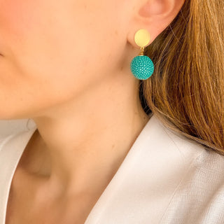 Boucles d’oreilles Gala pendantes en galuchat turquoise de profil, montrant la longueur de 3,5 cm et la taille du pendant en galuchat (1,5 cm), disponibles en percées ou clips.