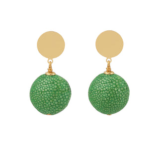 Boucles d’oreilles Gala pendantes en cuir de galuchat vert pomme et laiton doré à l’or fin 24 carats, packshot sur fond neutre, disponibles en percées ou clips.  