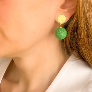 Boucles d’oreilles Gala pendantes en galuchat vert pomme portées, montrant la longueur de 3,5 cm et la taille du pendant en galuchat (1,5 cm), disponibles en percées ou clips.  