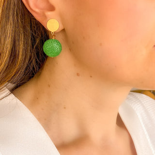 Boucles d’oreilles Gala pendantes en galuchat vert pomme de profil, montrant la longueur de 3,5 cm et la taille du pendant en galuchat (1,5 cm), disponibles en percées ou clips. 