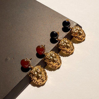 Zoom sur les boucles d'oreilles lion doré Louis en pierres naturelles pour oreilles percées ou clips