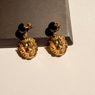 Détail des boucles d'oreilles lion Louis en pierres naturelles