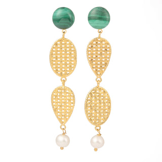 Boucles d’oreilles pendantes Liz XXL dorées, malachite verte et perles naturelles, packshot sur fond neutre, disponibles en version percées ou clips.