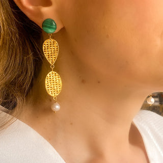 Boucles d’oreilles Liz XXL dorées en malachite et perles naturelles de profil, montrant la longueur, le mouvement et l’éclat des pierres, disponibles en percées ou clips.