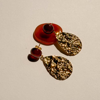 Zoom sur les boucles d'oreilles Marine dorées cornaline, oreilles percées ou clips