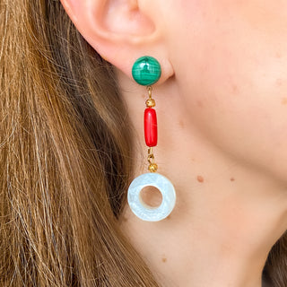 Boucles d’oreilles dépareillées Ninon dorées en pierres naturelles portées, montrant l’asymétrie, les couleurs et le design moderne, disponibles en percées ou clips.