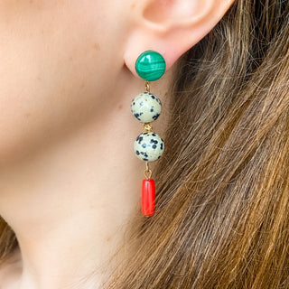 Boucles d’oreilles dépareillées Ninon dorées en pierres naturelles portées, montrant l’asymétrie, les couleurs et le design moderne, disponibles en percées ou clips.