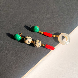 Boucles d’oreilles dépareillées Ninon dorées, détail posé mettant en valeur les pierres naturelles, les nuances et la finition dorée.