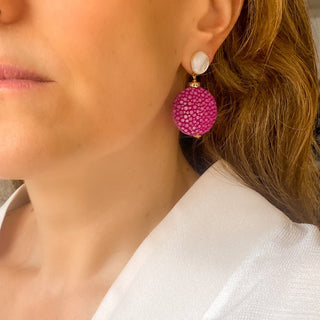 Boucles d'oreilles pendantes en galuchat rose et nacre blanche, finition dorée à l'or fin 24 carats, pour oreilles percées et clips, photo portées.