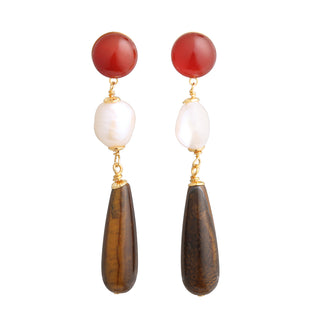 Boucles d'oreilles pendantes en pierres naturelles oeil de tigre et cornaline, pour oreilles percées et clips, photo sur fond blanc.