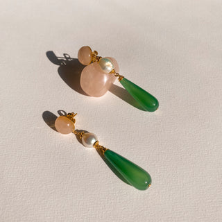 Détail posé des boucles d'oreilles Jacinthe pendantes en pierres et perles naturelles