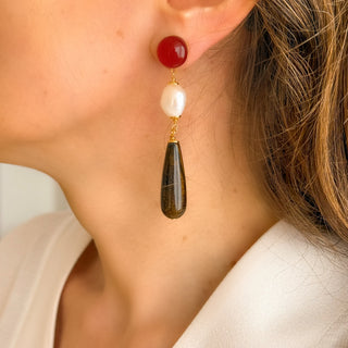Boucles d'oreilles pendantes en pierres naturelles cornaline et œil de tigre et perles blanches pour oreilles percées et clips, photo portées.